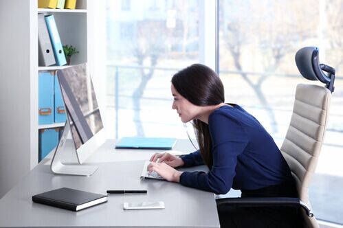 Um Rückenschmerzen bei sitzender Büroarbeit zu vermeiden, ist es notwendig, Pausen einzulegen